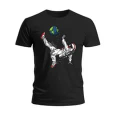 Camiseta Astronauta Chutando A Terra Camisa 100% Algodão T-Shirt Masculina
