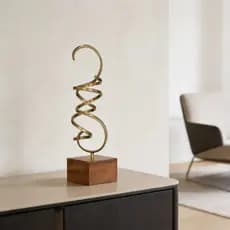 Escultura Decorativa De Metal Com Base Madeira 46 Cm Dourado