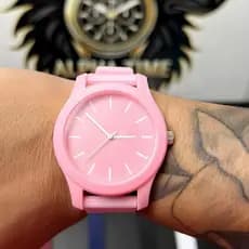 Relógio Feminino e Masculino Analógico Fashion Social Emborrachado Resistente à Água Rosa/Branco/Preto Acompanha Caixa