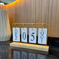 Calendário de Mesa Decorativo com Plaquinhas Preto Dourado Permanente Cubos
