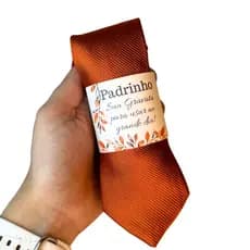 Kit Gravata Slim Masculina Prêmio Terracota com Tag Colorida, Tag Neutra ou Só Gravata para Casamento Padrinho Eventos