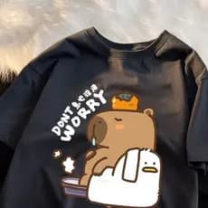 Camiseta Preta Unissex com Estilo Urbano e Estampa Divertida de Capivara "Não Se Preocupe, Se Apressar Não Adiantará"