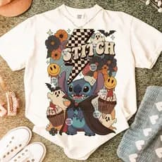 Camiseta Clara Unisex com Design de Stitch Vampiro e Elementos de Halloween, Estilo Pop Culture