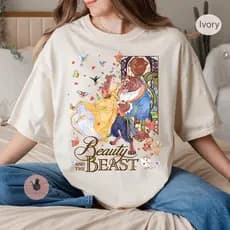 Camiseta de Cor Amêndoa Unisex com Design de Cena Romântica de "A Bela e a Fera", Estilo Pop Culture