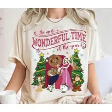 Camiseta Unissex Design Natalino de A Bela e a Fera com Texto the most WONDERFUL TIME of the year, Estilo Disney Festivo