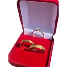 Alianças de Casamento Aço Inox DOURADO 2 Frisos Diamantada jatiada 4mm + Solitário + Caixinha