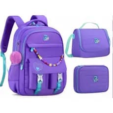 Conjunto de três peças, uma mochila versátil para estudantes e viajantes.