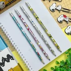 Kit Lápis Preto com Borracha Snoopy Metalizado (2, 4, 8, 10 ou 12) Unidades SORTIDAS - Tilibra | Papelaria | Material