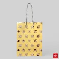Sacola de Presente Pequena One Piece Amarela Miniso – Papel Reforçado com Alça Dupla e Estampa Exclusiva