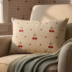 Almofada Baguete Bordada Cerejas Linho 35x49cm Com Enchimento Quarto Bebê Cama Posta