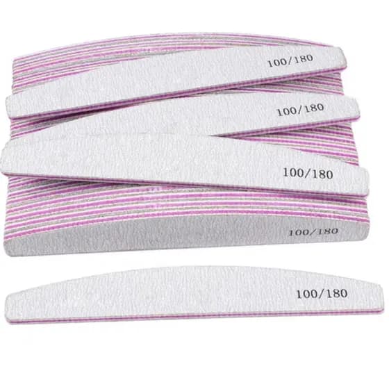 A Lixa bumerangue Branca é ideal para acabamento de unhas postiças acrigel, gel e porcelana
