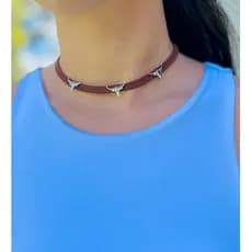 Choker Country de Camurça com Pingentes Chapeu Nossa Senhora Cavalo Modelo Boiadeira Colar