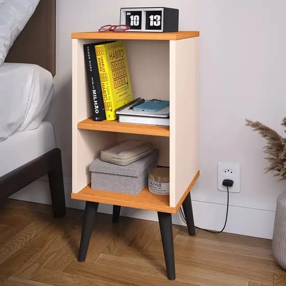Mesa de Cabeceira Para Quarto charme com Prateleira e Pés em PVC COR OFFWHITE/CINAMOMO