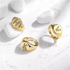 Presente Dia dos Namorados | Anel Dourado com Letra Cravejada Ajustável Strass Luxo - Envio Rápido