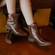 Bota em Couro Bico Fino Cano Curto Feminina Chocolate