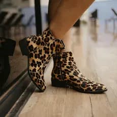 Bota em Couro Legitimo Bico Fino Cano Curto Confortável Feminina Onça Pelinhos Guvem Oficial
