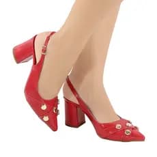 Scarpin Feminino Boton Salto Grosso Médio Confortável com Detalhes Dourados Ajuste de Fivelas