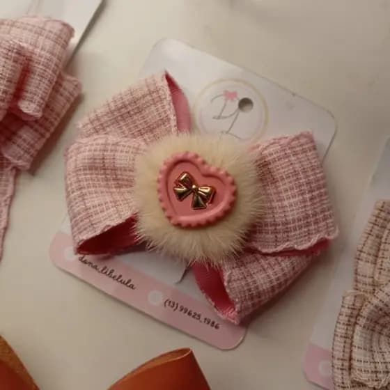 Laço Cruzado Rose, pelinho e aplique laço, presilha infantil