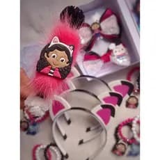Tiara Casa Mágica Gabby, tiara pelinho aplique Gabby, arco Gabby pompom