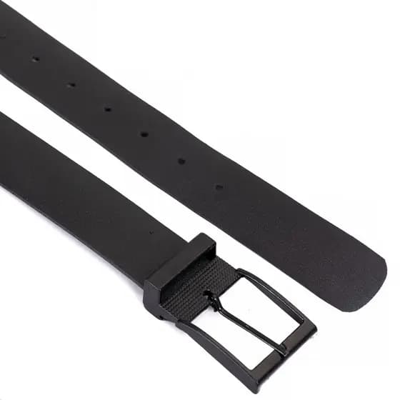 Cinto Masculino Preto Com Fivela De Metal Preto Na Caixa De Acrilíco