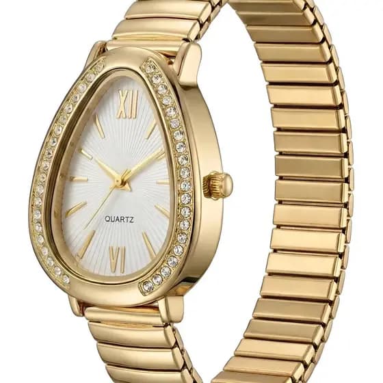 Relógio Feminino Dourado Com Detalhes Em Strass Fundo Claro