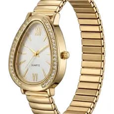 Relógio Feminino Dourado Com Detalhes Em Strass Fundo Claro