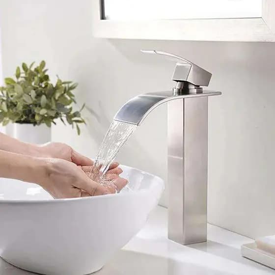 Torneira Cascata Gourmet de Bancada em Aço – Monocomando, Água quente e Fria - Banheiro ou Lavabo