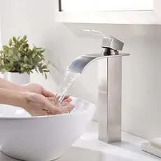 Torneira Cascata Gourmet de Bancada em Aço – Monocomando, Água quente e Fria - Banheiro ou Lavabo