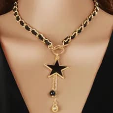 Colar com Pingente de Estrela Elegante Preta e Corrente Dourada, & Detalhes em Contas!