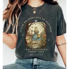 Camiseta Blusa Feminina Estampada Alice Desenho Colorida Top Fofa Casual 100% Algodão