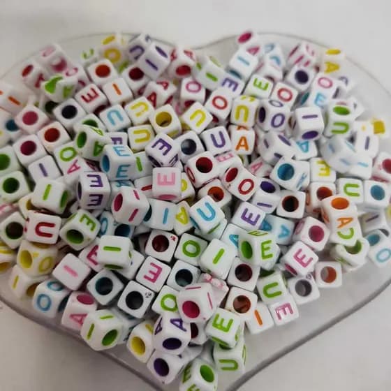 Miçanga Letra Letrinha Quadrada vogais 6mm 120 unidades branca com letras coloridas com furo passante Largo