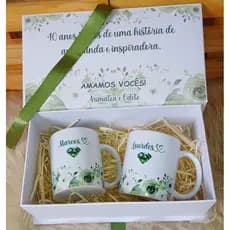 Kit caixa e caneca personalizado para presente bodas de esmeralda/40 anos de casamento verde branca laço/elástico luxo