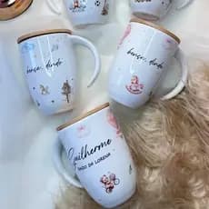Caneca luxo com tampa de bambu 325ml meia alça desenho bença avó dinda mãe padrinho presente batizado personalizado nome