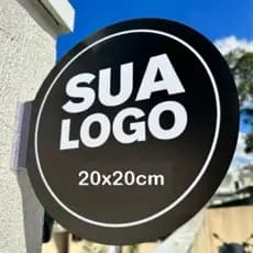 Placa frente e verso com a sua logo tamanho 20x20cm