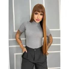 Body com gola alta e manga curta. Modelagem justa Canelado preto, confortável e versátil para dia a dia