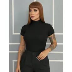 Body canelado feminino com gola alta e manga curta. Modelagem justa, confortável e versátil para dia a dia, passeio