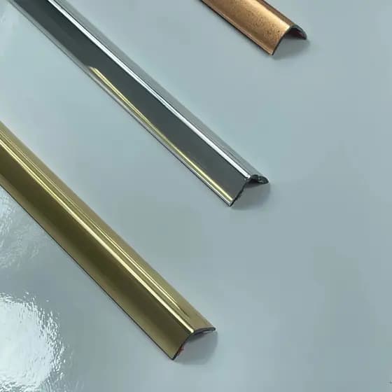 Perfil Cantoneira PVC 15MM X 15MM barra de 3 metros com autocolante