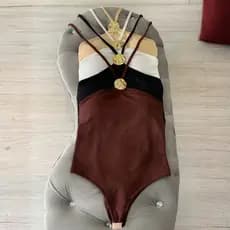 Body frente única com fivela feminina toque elegante casual verão 2025 premium moda praia balada