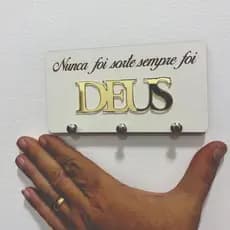 Chaves Decorativo Frase Deus Em MDF Branco Com Ganchos Porta