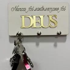 Chaves Decorativo Frase Deus Em MDF Branco Com 3 Ganchos Porta