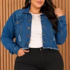 Jaqueta Plus Size Jeans Feminina Com Puído Destroyer Com Barra Desfiada e Botão de Ferro
