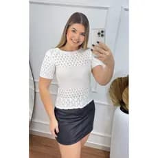 Blusa cropped rendada modal manga curta decote careca.