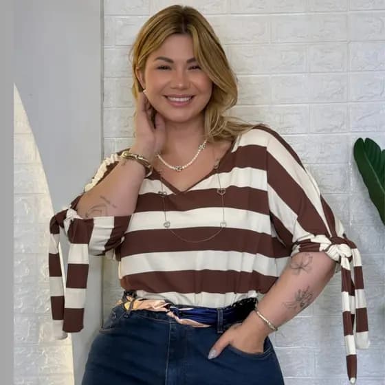 Blusa Feminina Plus Size Listrada em Viscose com Elastano – Decote V e Sem Transparência