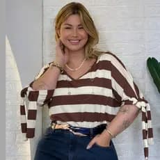 Blusa Feminina Plus Size Listrada em Viscose com Elastano – Decote V e Sem Transparência