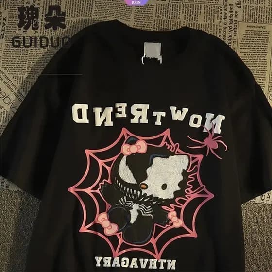 Camisa American Sanrio Spider HelloKitty Camiseta De Manga Curta Estampada Para Homens E Mulheres [RAIN]
