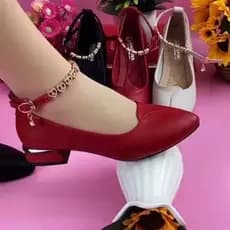 Novo Estilo Primavera-Outono 2025, Sapatos Femininos de Couro Macio, Salto Médio Eletroplatinado, Versão D com Corrente