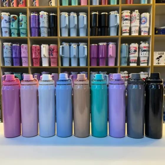 Garrafa Térmica Esportiva 800ml com Tampa Rosqueável e Alça Portátil – Cores Especiais
