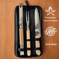 Kit Churrasco 3 Peças Personalizado com Estojo – Faca Garfo Pegador Aço Inox Cabo Madeira Presente Time Nome Logo