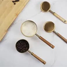 Kit 4 Colheres Medidoras de Metal Dourado com Cabo de Madeira  Medidas Precisas e Design Sofisticado
