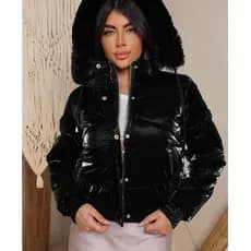 Jaqueta Puffer Forrada Com Capuz Metalizada Blogueira Curta Feminina Casual  Com Corte  Slim Fit Pode ser usada  Outono